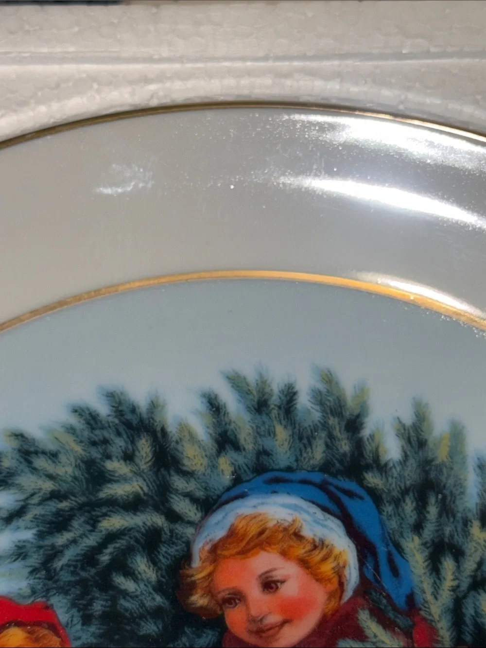 Vintage Avon Christmas 1981 Decorative Plate - 22K gold trim Carrying Tree.